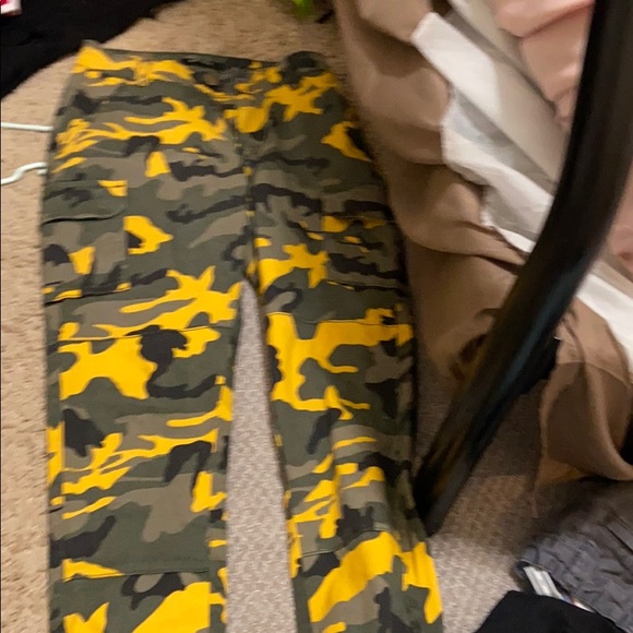 Camo pants with pockets and belt - Picture 5 of 6